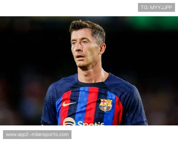 巴萨前锋莱万表现稳健，助球队稳住榜首位置